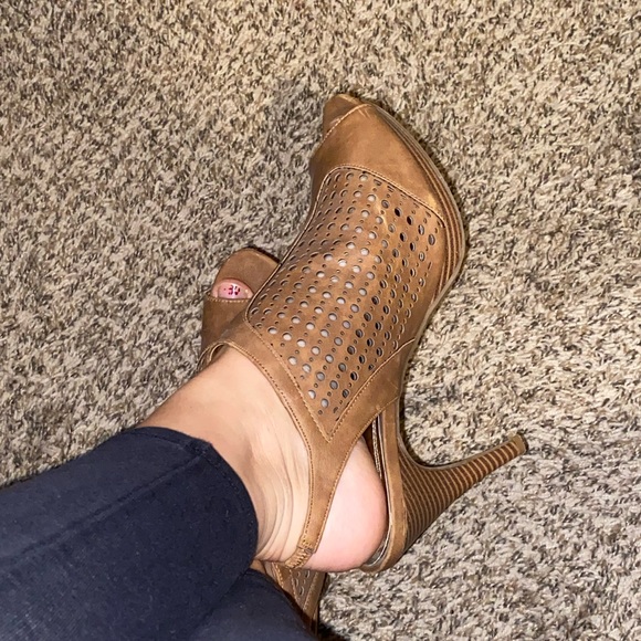 High Heels - Picture 3 of 4